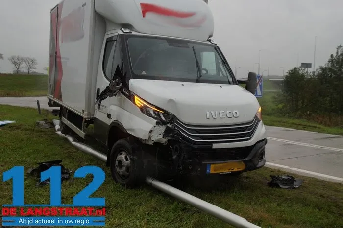 Bestuurder rijdt met bestelbus lantaarnpaal uit de grond aan de Hoogeindse Rondweg Waalwijk 7 Bestuurder rijdt met bestelbus lantaarnpaal uit de grond aan de Hoogeindse Rondweg Waalwijk 112 De Langstraat