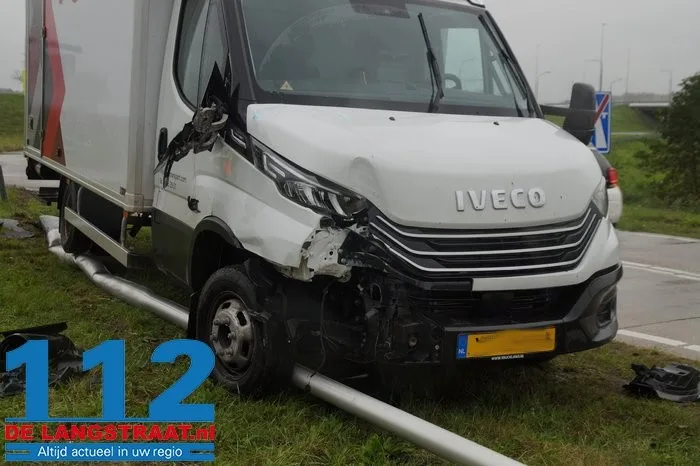 Bestuurder rijdt met bestelbus lantaarnpaal uit de grond aan de Hoogeindse Rondweg Waalwijk 8 Bestuurder rijdt met bestelbus lantaarnpaal uit de grond aan de Hoogeindse Rondweg Waalwijk 112 De Langstraat