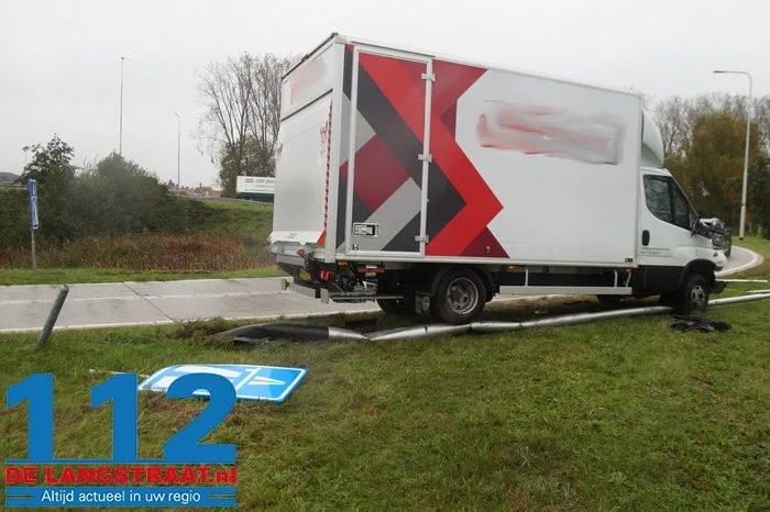 Bestuurder rijdt met bestelbus lantaarnpaal uit de grond aan de Hoogeindse Rondweg Waalwijk 9 Bestuurder rijdt met bestelbus lantaarnpaal uit de grond aan de Hoogeindse Rondweg Waalwijk 112 De Langstraat