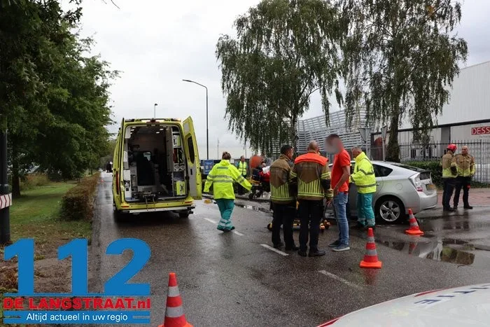Twee automobilisten gewond bij botsing op kruising in Waalwijk, man met nekklachten uit auto gehaald 1 Twee automobilisten gewond bij botsing op kruising in Waalwijk, man met nekklachten uit auto gehaald 112 De Langstraat