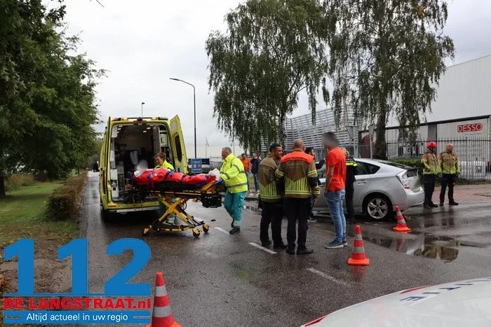 Twee automobilisten gewond bij botsing op kruising in Waalwijk, man met nekklachten uit auto gehaald 2 Twee automobilisten gewond bij botsing op kruising in Waalwijk, man met nekklachten uit auto gehaald 112 De Langstraat