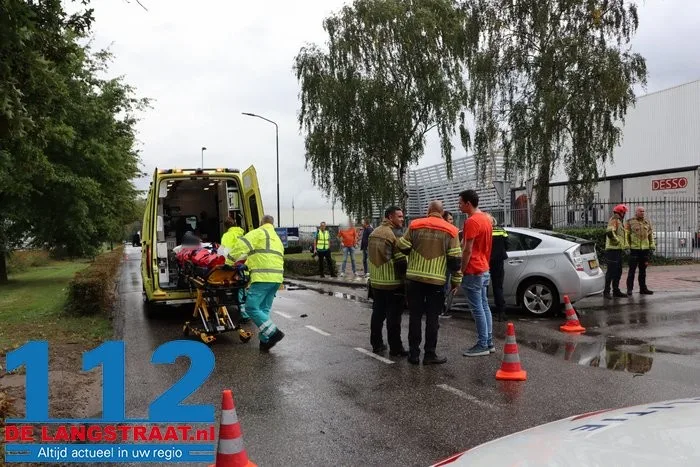 Twee automobilisten gewond bij botsing op kruising in Waalwijk, man met nekklachten uit auto gehaald 3 Twee automobilisten gewond bij botsing op kruising in Waalwijk, man met nekklachten uit auto gehaald 112 De Langstraat