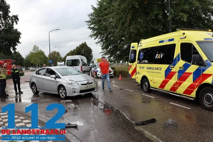 Twee automobilisten gewond bij botsing op kruising in Waalwijk, man met nekklachten uit auto gehaald 4 Twee automobilisten gewond bij botsing op kruising in Waalwijk, man met nekklachten uit auto gehaald 112 De Langstraat