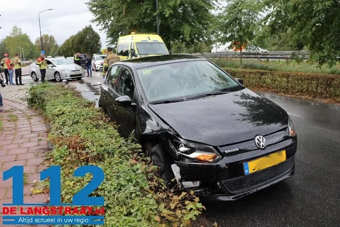 Twee automobilisten gewond bij botsing op kruising in Waalwijk, man met nekklachten uit auto gehaald 5 Twee automobilisten gewond bij botsing op kruising in Waalwijk, man met nekklachten uit auto gehaald 112 De Langstraat