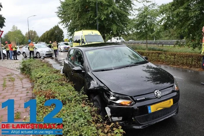 Twee automobilisten gewond bij botsing op kruising in Waalwijk, man met nekklachten uit auto gehaald 6 Twee automobilisten gewond bij botsing op kruising in Waalwijk, man met nekklachten uit auto gehaald 112 De Langstraat