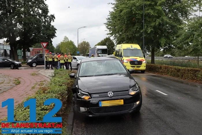 Twee automobilisten gewond bij botsing op kruising in Waalwijk, man met nekklachten uit auto gehaald 7 Twee automobilisten gewond bij botsing op kruising in Waalwijk, man met nekklachten uit auto gehaald 112 De Langstraat