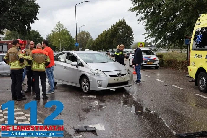 Twee automobilisten gewond bij botsing op kruising in Waalwijk, man met nekklachten uit auto gehaald 8 Twee automobilisten gewond bij botsing op kruising in Waalwijk, man met nekklachten uit auto gehaald 112 De Langstraat