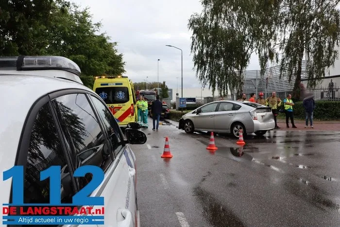 Twee automobilisten gewond bij botsing op kruising in Waalwijk, man met nekklachten uit auto gehaald 9 Twee automobilisten gewond bij botsing op kruising in Waalwijk, man met nekklachten uit auto gehaald 112 De Langstraat