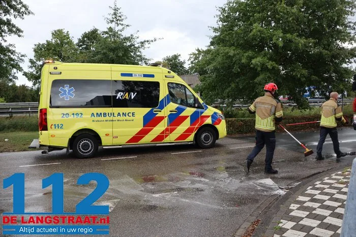 Twee automobilisten gewond bij botsing op kruising in Waalwijk, man met nekklachten uit auto gehaald 11 Twee automobilisten gewond bij botsing op kruising in Waalwijk, man met nekklachten uit auto gehaald 112 De Langstraat