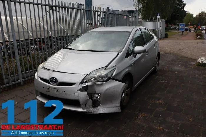 Twee automobilisten gewond bij botsing op kruising in Waalwijk, man met nekklachten uit auto gehaald 12 Twee automobilisten gewond bij botsing op kruising in Waalwijk, man met nekklachten uit auto gehaald 112 De Langstraat