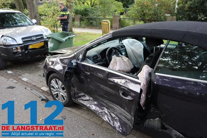 Grote schade na ongeluk in Loon op Zand, drie auto’s weggetakeld 10 Grote schade na ongeluk in Loon op Zand, drie auto’s weggetakeld 112 De Langstraat