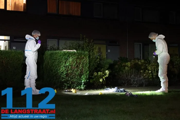Twee mensen zwaargewond door steekpartij in Sprang-Capelle, verdachte aangehouden 32 Twee mensen zwaargewond door steekpartij in Sprang-Capelle, verdachte aangehouden 112 De Langstraat