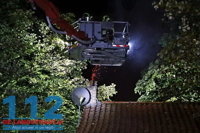 Vlammen en vonken slaan uit schoorsteen 3 Vlammen en vonken slaan uit schoorsteen 112 De Langstraat
