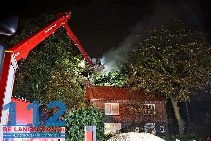 Vlammen en vonken slaan uit schoorsteen 8 Vlammen en vonken slaan uit schoorsteen 112 De Langstraat