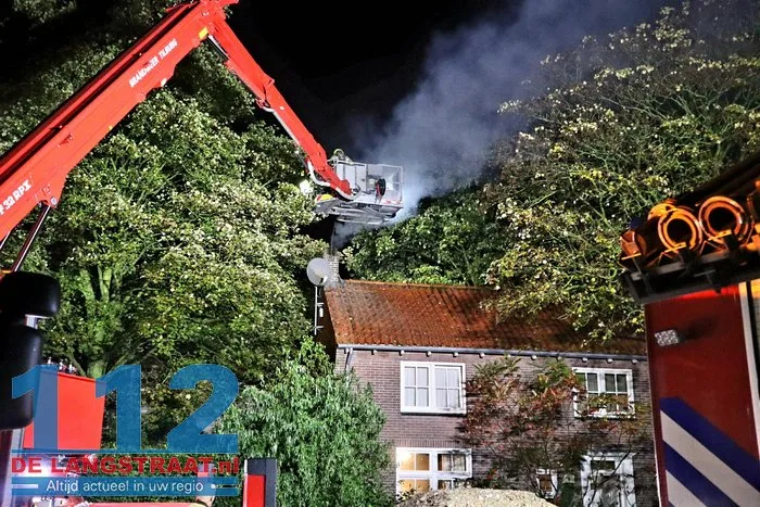 Vlammen en vonken slaan uit schoorsteen 11 Vlammen en vonken slaan uit schoorsteen 112 De Langstraat