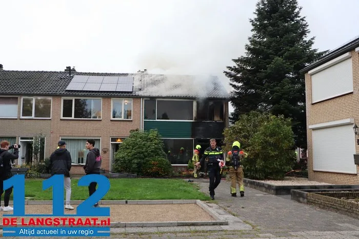 Huis brandt volledig uit in Waalwijk, bewoonster met brandwonden naar ziekenhuis 112 De Langstraat