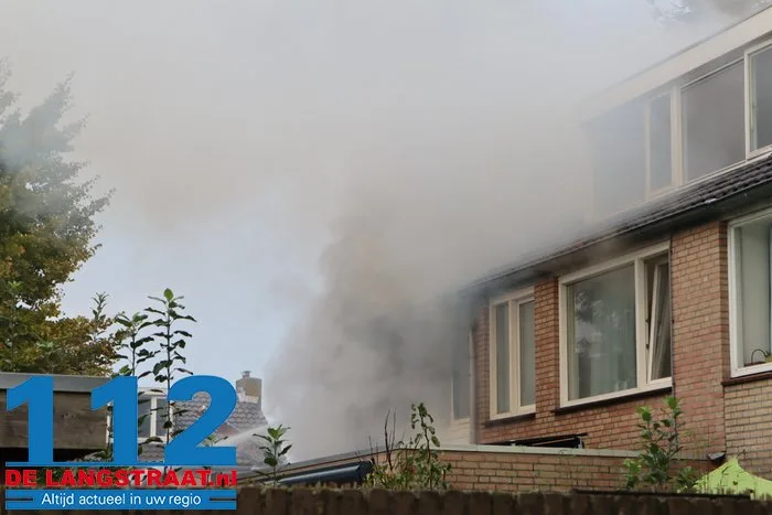 Huis brandt volledig uit in Waalwijk, bewoonster met brandwonden naar ziekenhuis 112 De Langstraat