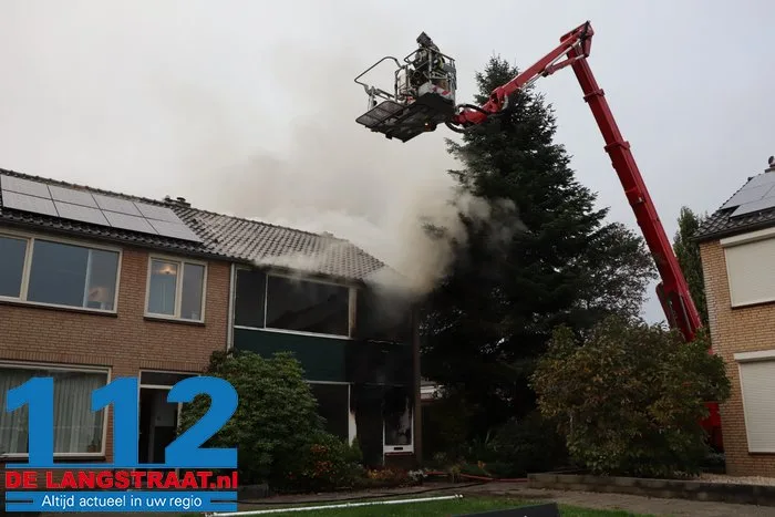 Huis brandt volledig uit in Waalwijk, bewoonster met brandwonden naar ziekenhuis 112 De Langstraat
