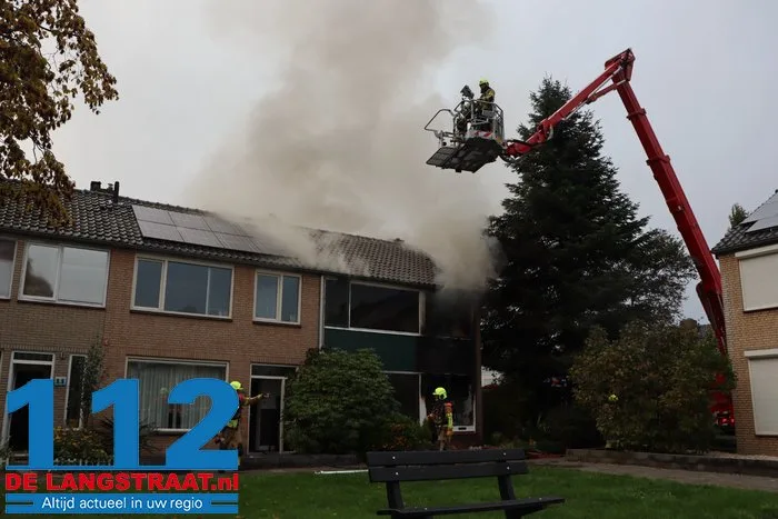Huis brandt volledig uit in Waalwijk, bewoonster met brandwonden naar ziekenhuis 112 De Langstraat