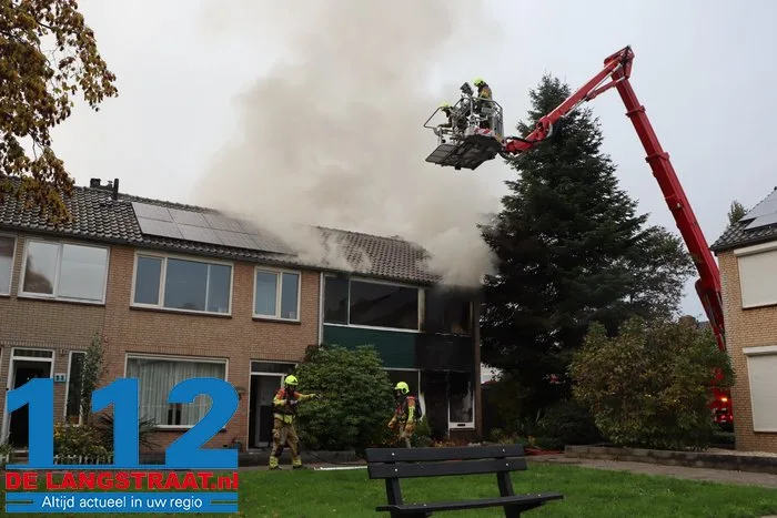 Huis brandt volledig uit in Waalwijk, bewoonster met brandwonden naar ziekenhuis 112 De Langstraat