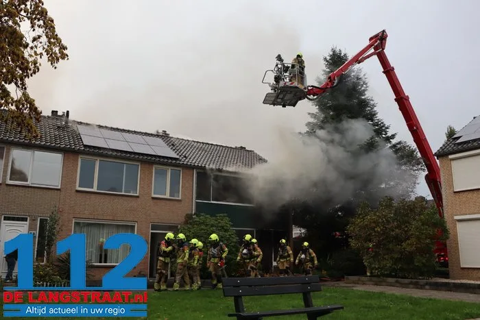 Huis brandt volledig uit in Waalwijk, bewoonster met brandwonden naar ziekenhuis 112 De Langstraat