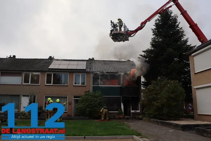 Huis brandt volledig uit in Waalwijk, bewoonster met brandwonden naar ziekenhuis 112 De Langstraat