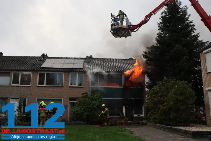 Huis brandt volledig uit in Waalwijk, bewoonster met brandwonden naar ziekenhuis 112 De Langstraat