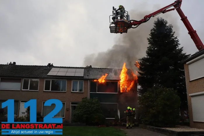 Huis brandt volledig uit in Waalwijk, bewoonster met brandwonden naar ziekenhuis 112 De Langstraat
