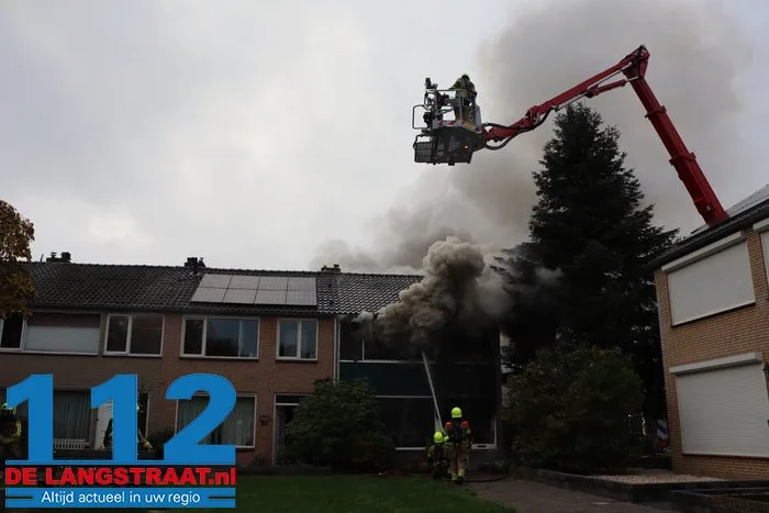 Huis brandt volledig uit in Waalwijk, bewoonster met brandwonden naar ziekenhuis 112 De Langstraat