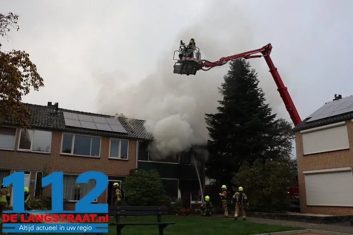 Huis brandt volledig uit in Waalwijk, bewoonster met brandwonden naar ziekenhuis 112 De Langstraat
