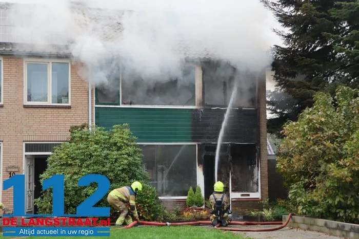 Huis brandt volledig uit in Waalwijk, bewoonster met brandwonden naar ziekenhuis 112 De Langstraat