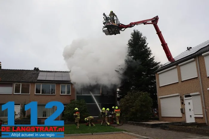 Huis brandt volledig uit in Waalwijk, bewoonster met brandwonden naar ziekenhuis 112 De Langstraat