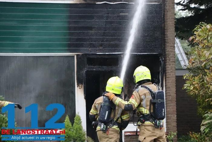 Huis brandt volledig uit in Waalwijk, bewoonster met brandwonden naar ziekenhuis 112 De Langstraat