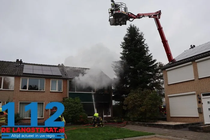 Huis brandt volledig uit in Waalwijk, bewoonster met brandwonden naar ziekenhuis 112 De Langstraat