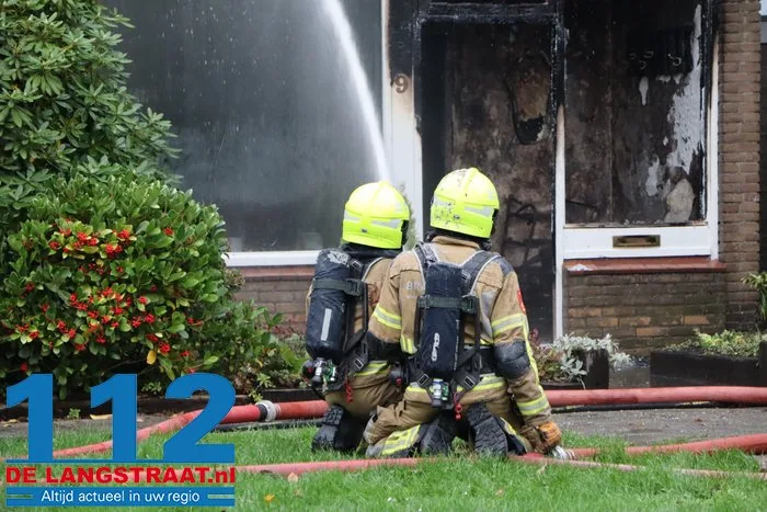 Huis brandt volledig uit in Waalwijk, bewoonster met brandwonden naar ziekenhuis 112 De Langstraat