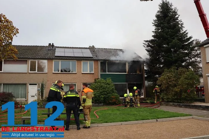 Huis brandt volledig uit in Waalwijk, bewoonster met brandwonden naar ziekenhuis 112 De Langstraat