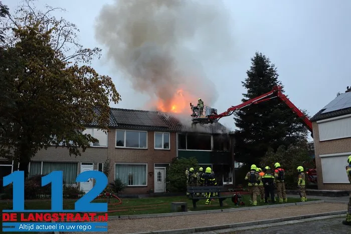 Huis brandt volledig uit in Waalwijk, bewoonster met brandwonden naar ziekenhuis 112 De Langstraat