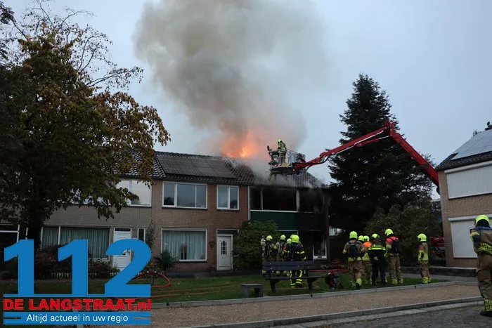 Huis brandt volledig uit in Waalwijk, bewoonster met brandwonden naar ziekenhuis 112 De Langstraat