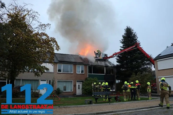 Huis brandt volledig uit in Waalwijk, bewoonster met brandwonden naar ziekenhuis 112 De Langstraat