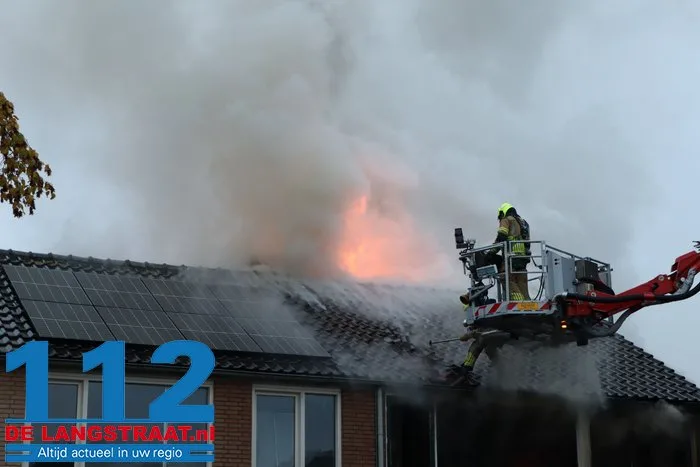 Huis brandt volledig uit in Waalwijk, bewoonster met brandwonden naar ziekenhuis 112 De Langstraat