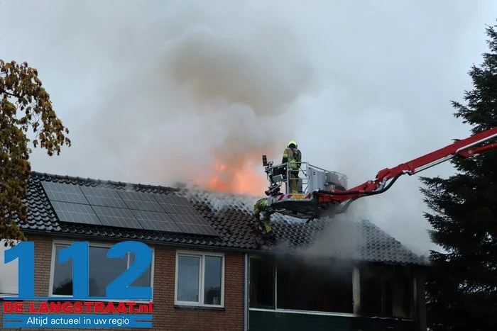 Huis brandt volledig uit in Waalwijk, bewoonster met brandwonden naar ziekenhuis 112 De Langstraat