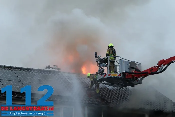 Huis brandt volledig uit in Waalwijk, bewoonster met brandwonden naar ziekenhuis 112 De Langstraat
