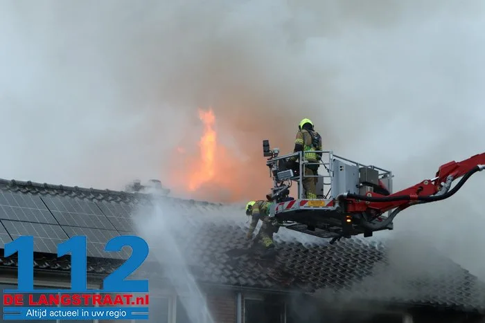 Huis brandt volledig uit in Waalwijk, bewoonster met brandwonden naar ziekenhuis 112 De Langstraat