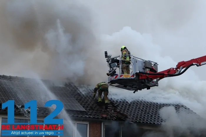 Huis brandt volledig uit in Waalwijk, bewoonster met brandwonden naar ziekenhuis 112 De Langstraat