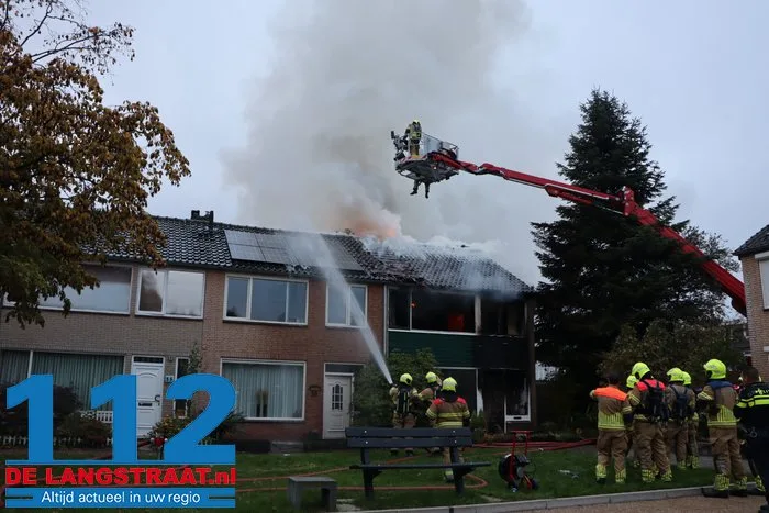 Huis brandt volledig uit in Waalwijk, bewoonster met brandwonden naar ziekenhuis 112 De Langstraat