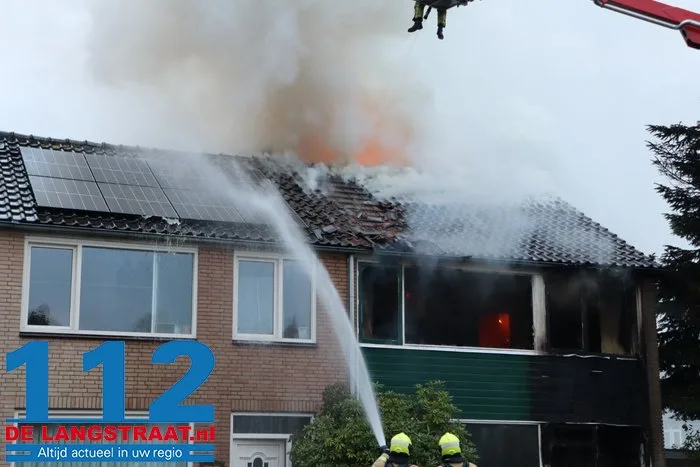 Huis brandt volledig uit in Waalwijk, bewoonster met brandwonden naar ziekenhuis 112 De Langstraat
