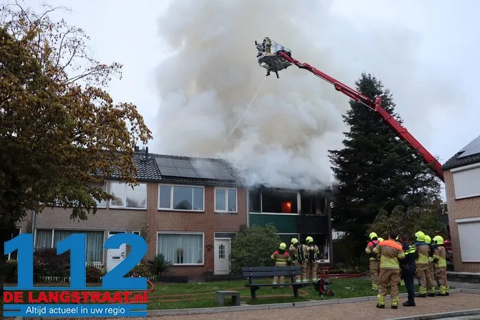 Huis brandt volledig uit in Waalwijk, bewoonster met brandwonden naar ziekenhuis 112 De Langstraat
