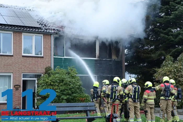 Huis brandt volledig uit in Waalwijk, bewoonster met brandwonden naar ziekenhuis 112 De Langstraat