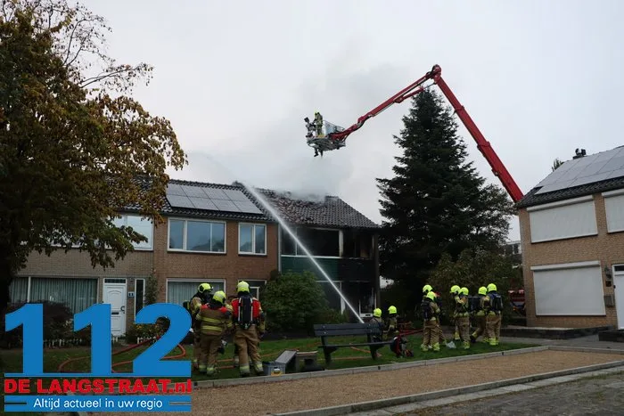 Huis brandt volledig uit in Waalwijk, bewoonster met brandwonden naar ziekenhuis 112 De Langstraat