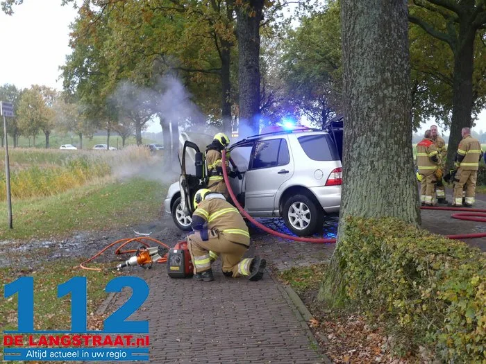 Auto vliegt tijdens het rijden in brand in Heusden 2 Auto vliegt tijdens het rijden in brand in Heusden 112 De Langstraat